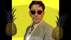 Ананас на столе