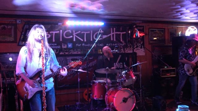 Sticktight Cozy Corner Restaurant in Loretto Ky April 10 (2021) смотреть онлайн