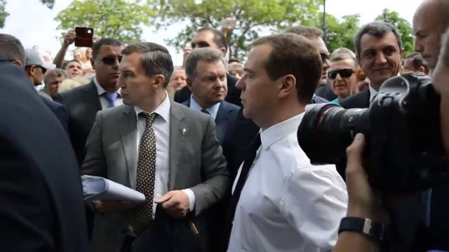 Денег нет но вы держитесь. Медведев о пенсиях. смотреть онлайн