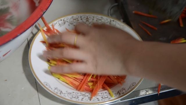90后女孩放弃城里优越的生活回到农村住，跟着邻居爬了几个山头只为寻找这种野货，接外婆来一起吃 смотреть онлайн