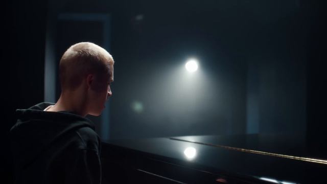 Леон Кемстач - Как быть (Official Music Video) смотреть онлайн