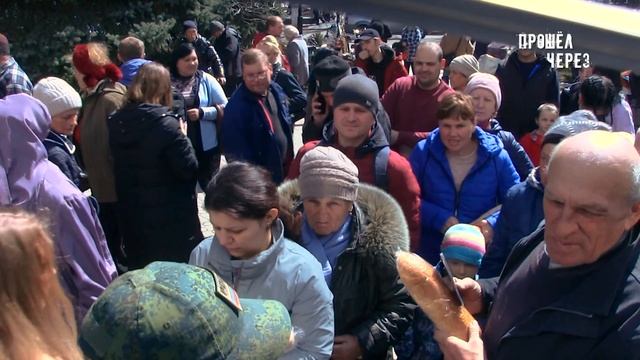 ВОЛНОВАХА. ЛЮДИ ПОСЛЕ ОБСТРЕЛОВ ПОЛУЧАЮТ ПОМОЩЬ. ХЛЕБ, КОНФЕТЫ, СВЕЧИ. смотреть онлайн