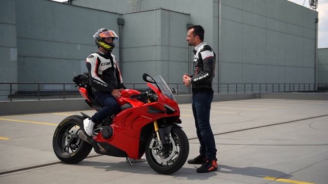 Ducati Panigale V4S w dalekich podróżach, czyli TURYSTYKA NA ŚCIGACZU!🙃 Barry na używkach #52 смотреть онлайн
