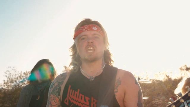 Santa Cruz - Under The Gun (official video) смотреть онлайн