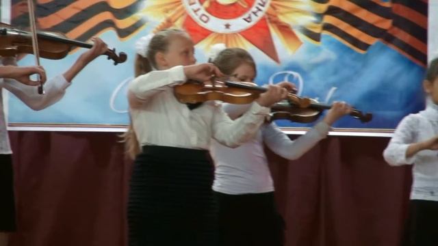 МБОУ «СОШ № 17 с углублённым изучением музыки и ИЗО» города Бийска. Концерт ко Дню Победы 2015 смотреть онлайн