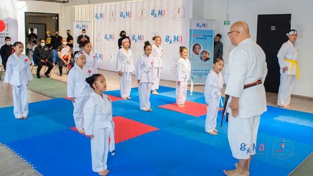 El actor de Cobra Kai Jacob Bertrand conoce CLC Suma-Smile Train y convive con el equipo de karate смотреть онлайн