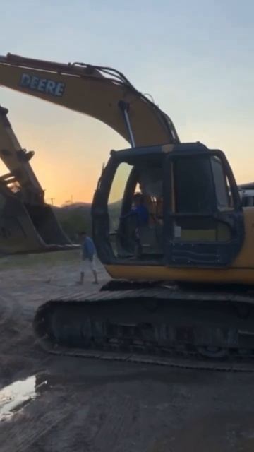 3 años manejando excavadora #excavators #niños #viral смотреть онлайн