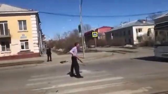 Мужик датово допился что словил белочку И ему стало казаца что автобусы это коробки на колёсах нача смотреть онлайн