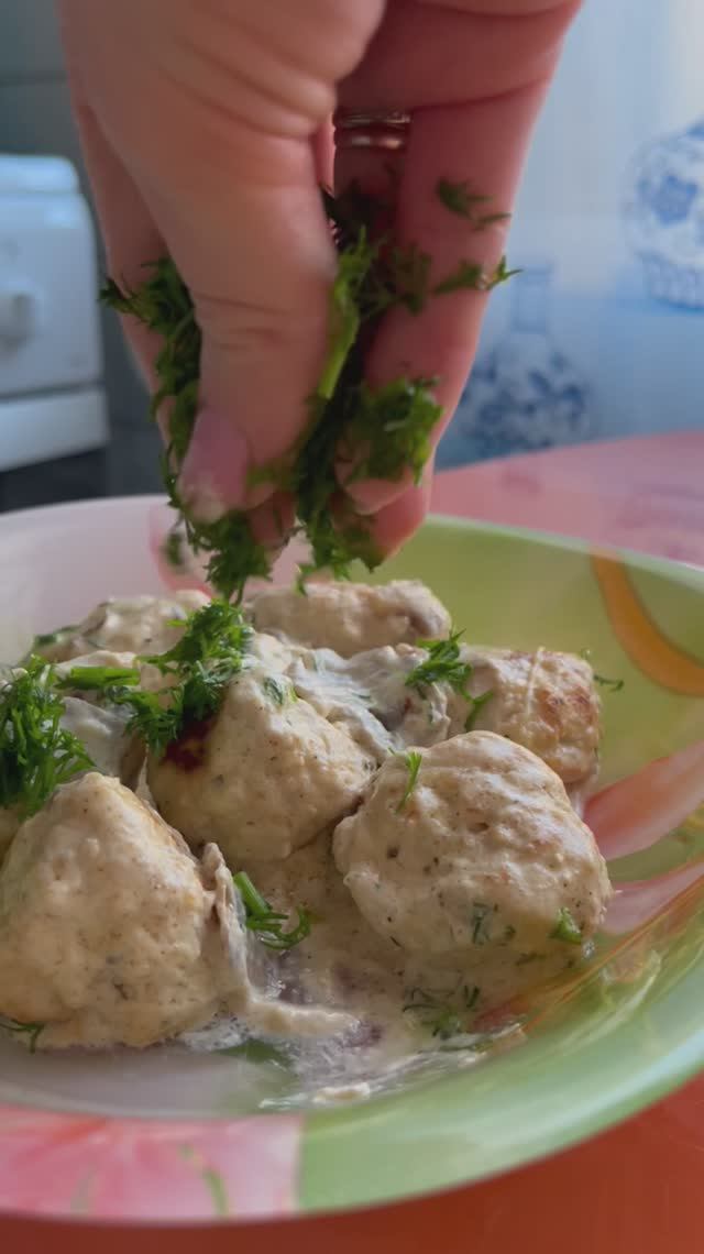 Фрикадельки в сливочно-сырном грибном соусе