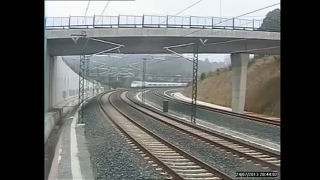 CCTV of Train crash in Santiago de Compostela, Spain смотреть онлайн