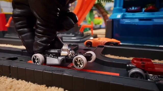 GIANT ANIMALS ON THE LOOSE! 🦖🦍 | Hot Wheels смотреть онлайн