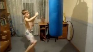 Отработка удара маваши-гери девятилетним Иваном Евтушевским