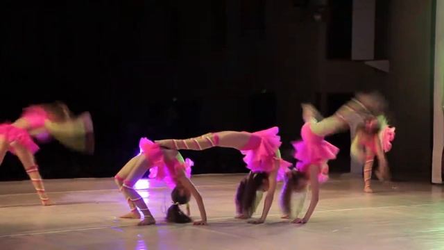 Pretty teen girl dancing смотреть онлайн