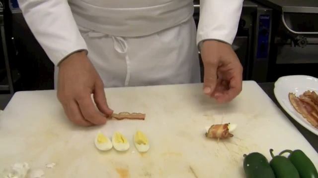 How to Grill Bacon Wrapped Eggs by Master Chef Robert Del Grande смотреть онлайн