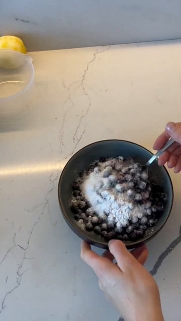 Рецепт ягодного пирога без глютена, лактозы и яиц. Смотрите в комментариях👉🏻#youtubeshorts #shorts смотреть онлайн