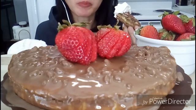 ASMR Swedish Daim Chocolate Almond Cake | EATING SOUNDS (No Talking) - YeeSu ASMR смотреть онлайн