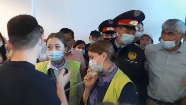 Skat авиакомпаниясы Атырау рейсін 12 сағат кешіктірді. смотреть онлайн