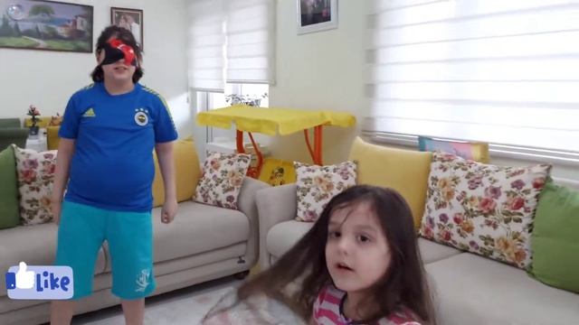Defne abisi Efe ile körebe oynuyor. смотреть онлайн