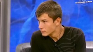 ЕМУ 13,ЕЙ 45 И ОН ЕЙ ЧУХАЕТ НОЖКИ