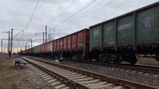 ВЛ80Т-1296 с грузовым поездом смотреть онлайн