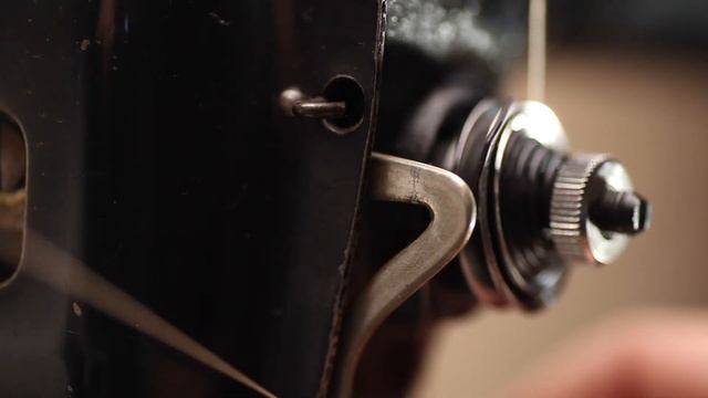 Threading a Singer 31k32 смотреть онлайн