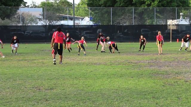 Flag Football 04032014 Black Mamba vs Vipers Aubrey throws short pass to Jeremy on quick slant rout смотреть онлайн