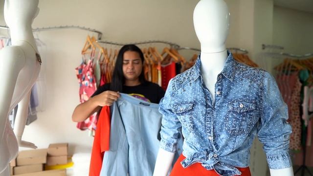 ROTINA NA MINHA LOJA DE ROUPAS | COMO ORGANIZO AS ARARAS + VITRINE смотреть онлайн