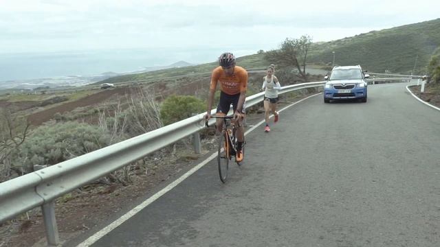 Pico de las NIeves, El puerto más duro de Europa: Corredores contra ciclista en Gran Canaria смотреть онлайн