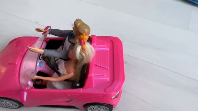 Распаковка машинки Barbie с Весёлой Хлоей. Funny Cat смотреть онлайн
