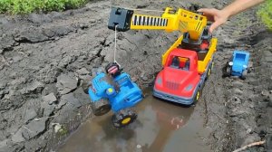 Синий трактор застрял в луже