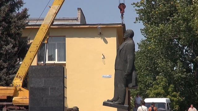 Новоайдар. Демонтаж идола с центральной площади. смотреть онлайн