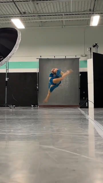 Using P2400 and AD1200 Pro to freeze dancers #godox #photography #flashphotography смотреть онлайн