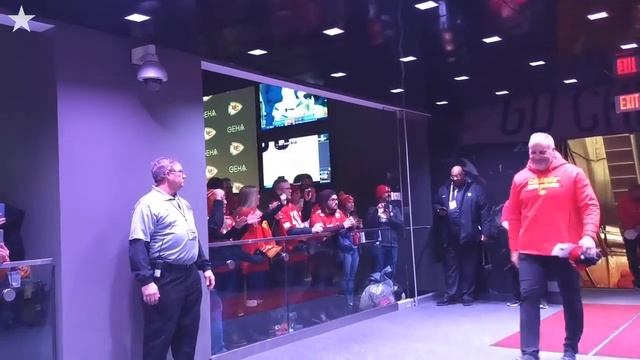 Chiefs return to locker room after 40–9 romp over Raiders смотреть онлайн