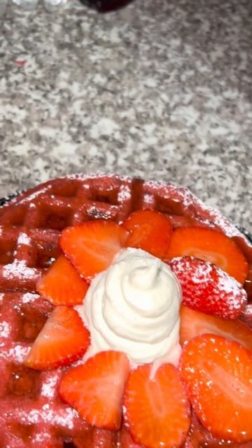 Red-velvet waffles & chicken tenders with cream cheese frosting in the middle & honey butter syrup смотреть онлайн