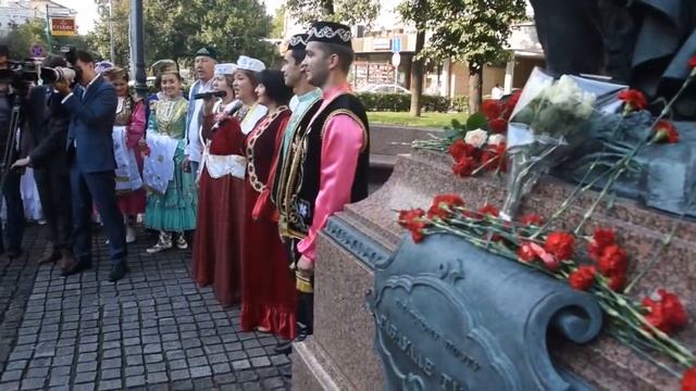 у памятника ТУКАЯ день ТАТАРСТАНА смотреть онлайн