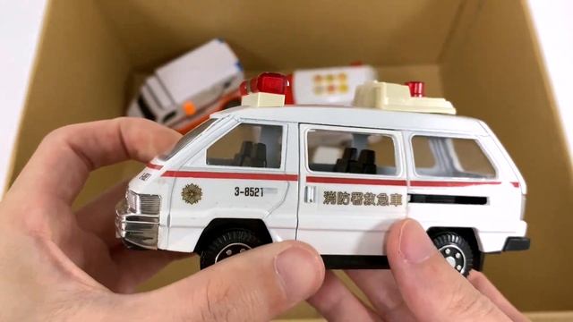 Миниатюрные машинки скорой помощи выстроились в коробку! смотреть онлайн