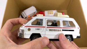 Миниатюрные машинки скорой помощи выстроились в коробку!