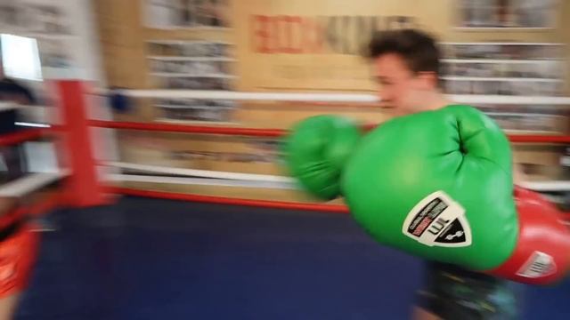 Vlad Munteanu vs Dima - BOX CU MANUSI URIASE смотреть онлайн