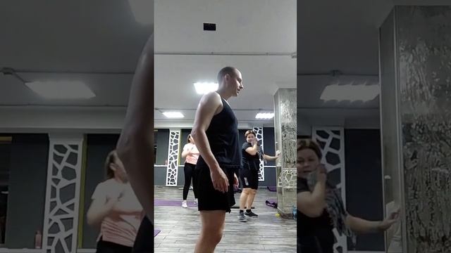 Приседания и выпады с гантелями. Выпады в диагональ. Фитнес. Гантели. Силовая тренировка. Бицепс. смотреть онлайн