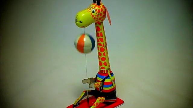 GIRAFFE PLAYING BALL 1 смотреть онлайн