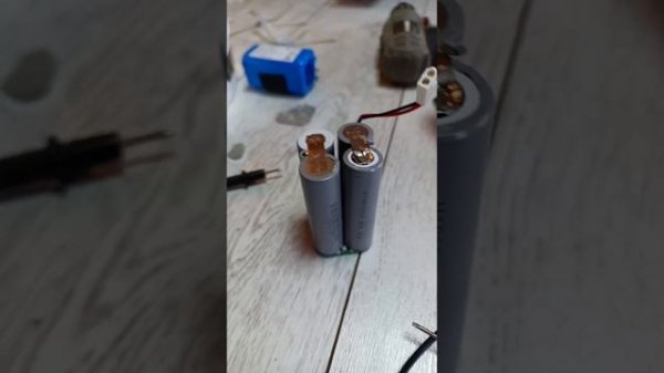 Робот пылесос отъезжает от базы и выключается 4 июня 2024 г.