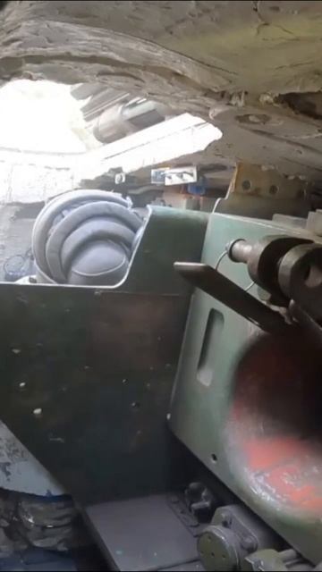 Российский Т-80 ведет огонь. Вид изнутри смотреть онлайн