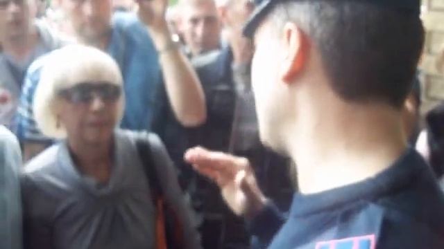 В Стаханове восставший народ брал власть в свои руки. Штурм ГОУМВД смотреть онлайн