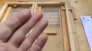 Диафрагма с двумя секциями для двухматочного содержания пчел и вывода отводков в надставном корпусе