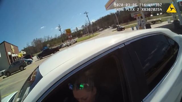 Body camera footage shows 2020 incident where woman with autism confronted by police смотреть онлайн