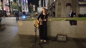 #Уличный_музыкант Алёна Милютина -спела под гитару #Авторскую_песня - на улице #Рождественка #Mosco