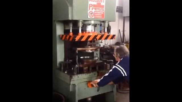 Hydraulic press Audant 150 tonn video смотреть онлайн