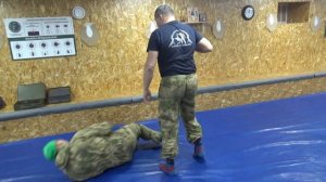 Обзор, как правильно отобрать нож у противника? Способы отбора ножам от угрозы им и в динамике атак