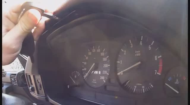 Как снять панель приборов на BMW E34 не снимая рулевое колесо. смотреть онлайн