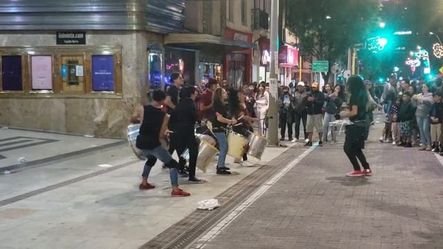 Барабанщики играют на улицах Боготы 30.12.2022 смотреть онлайн